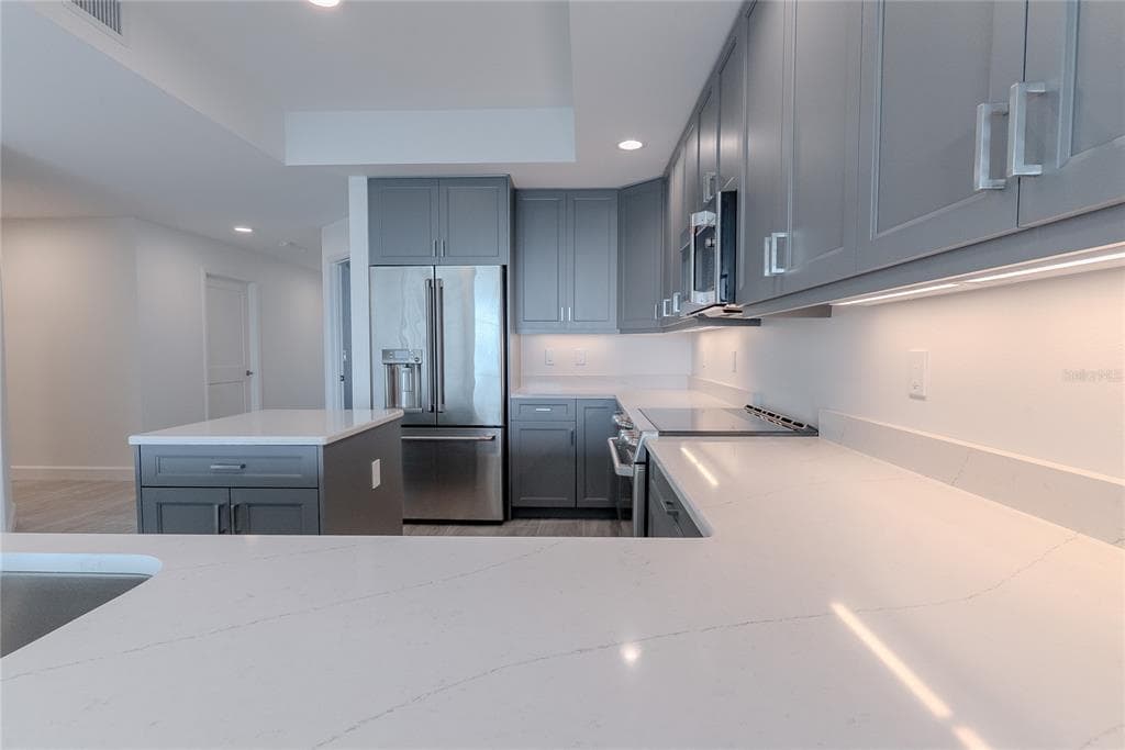 125 ISLAND WAY 503 photo 8