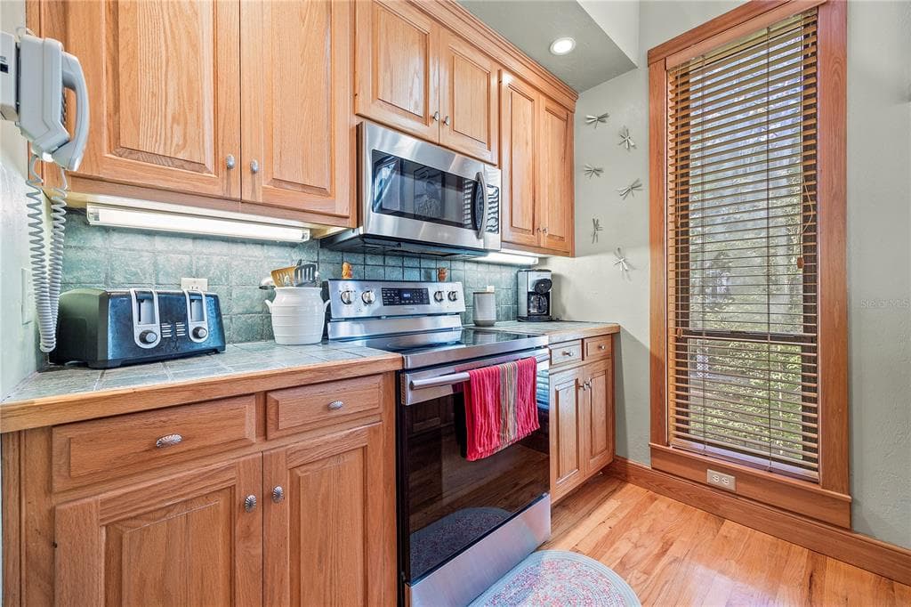 1376 RIVERSIDE AVENUE photo 13
