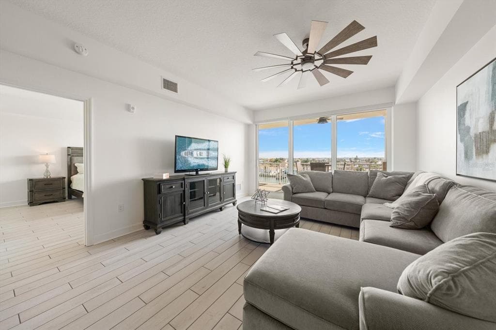 125 ISLAND WAY 402 photo 5