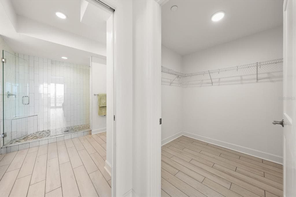 125 ISLAND WAY 402 photo 18