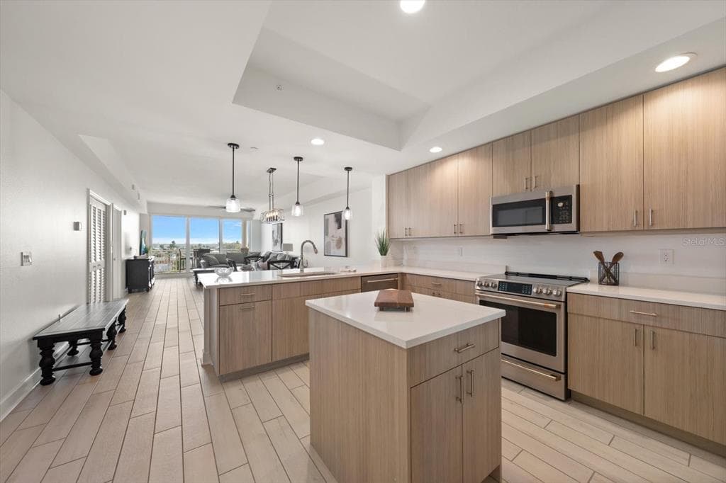125 ISLAND WAY 402 photo 11