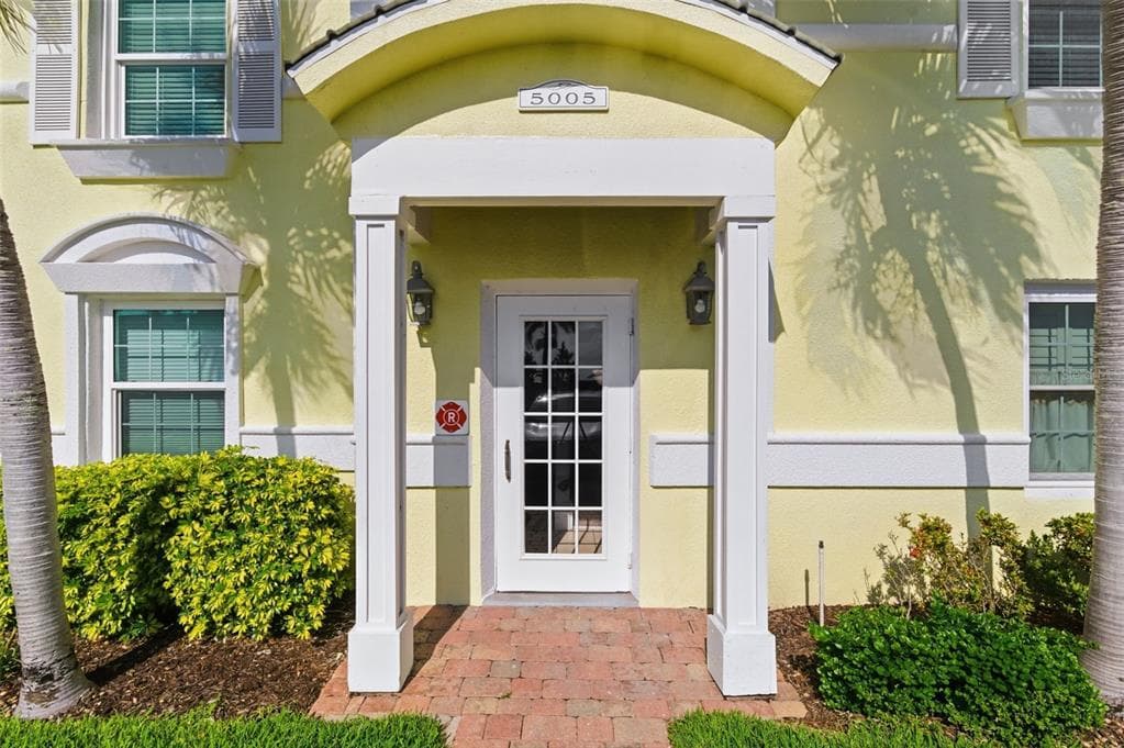 5005 COQUINA KEY DRIVE SE E photo 2