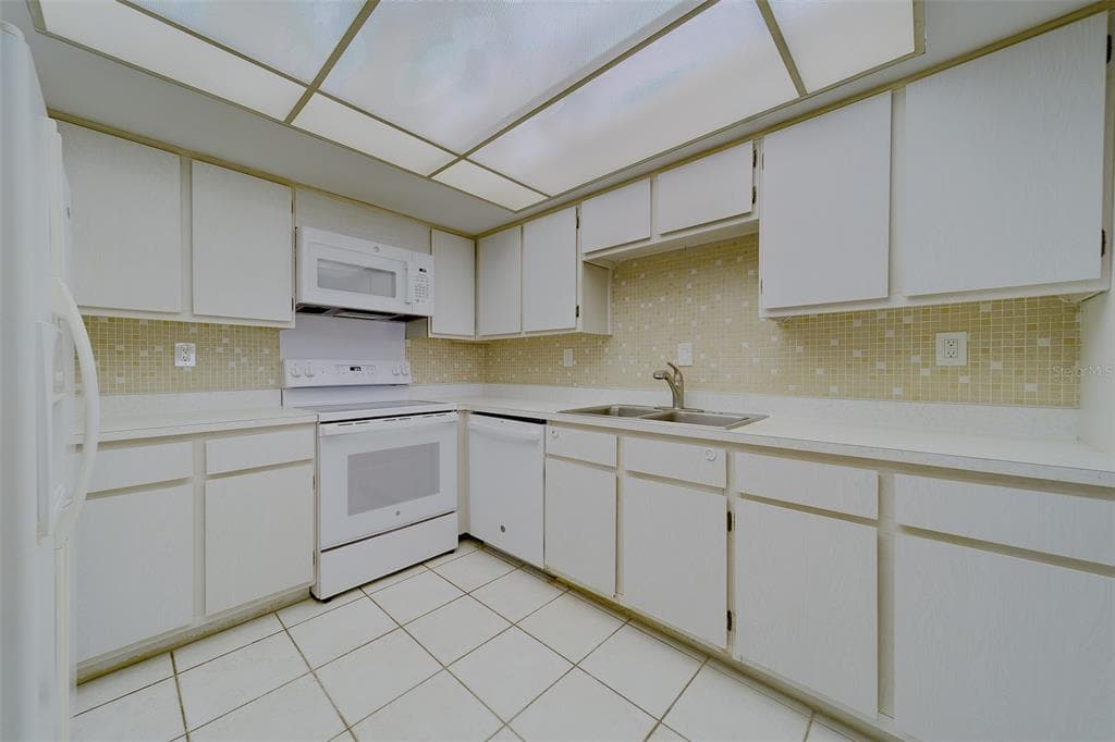 17920 GULF BOULEVARD 1408 photo 4