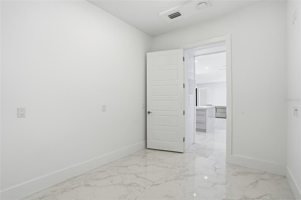 5735 RIVERSIDE DRIVE photo 18