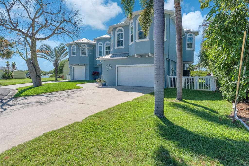 9425 OAK STREET photo 2
