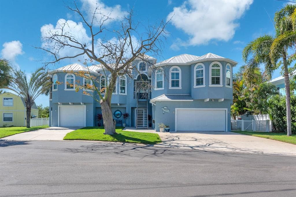 9425 OAK STREET photo 1
