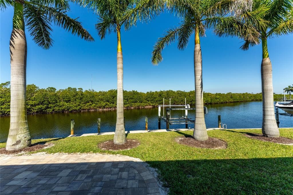 3310 TRIPOLI BOULEVARD photo 1