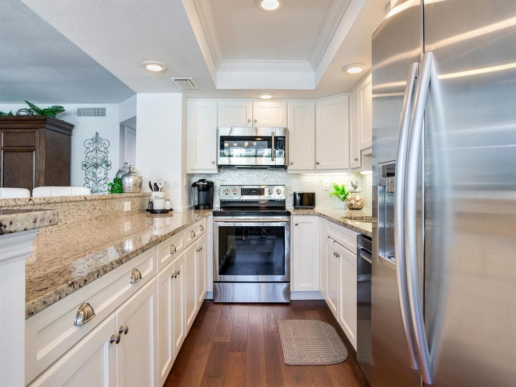 660 ISLAND WAY 202 photo 20