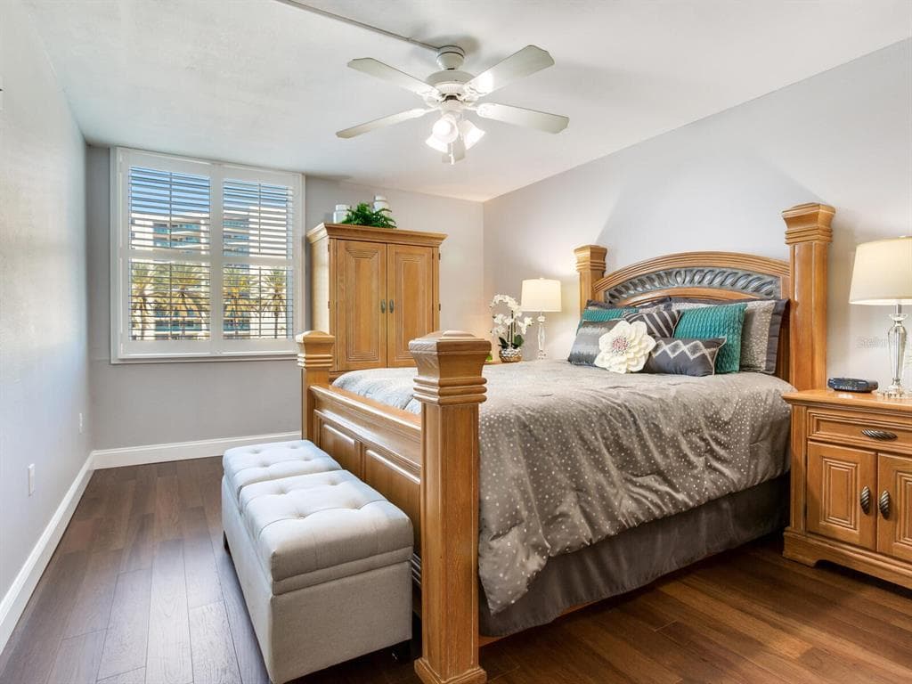 660 ISLAND WAY 202 photo 9