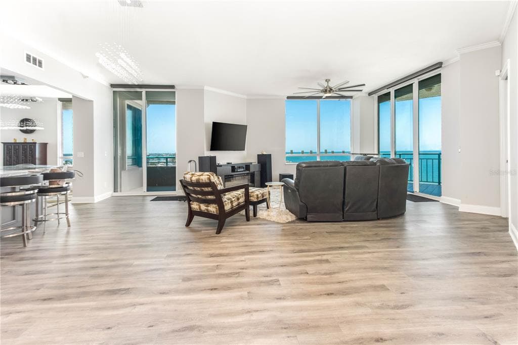 1560 GULF BOULEVARD 1607 photo 9