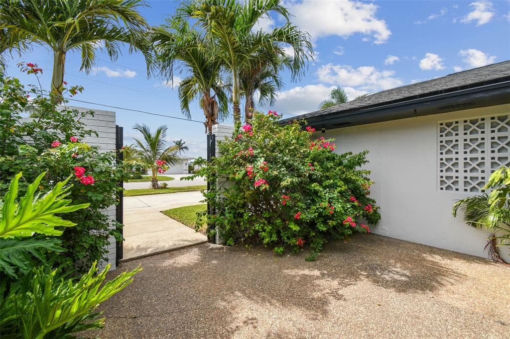 221 HOWARD DRIVE photo 10