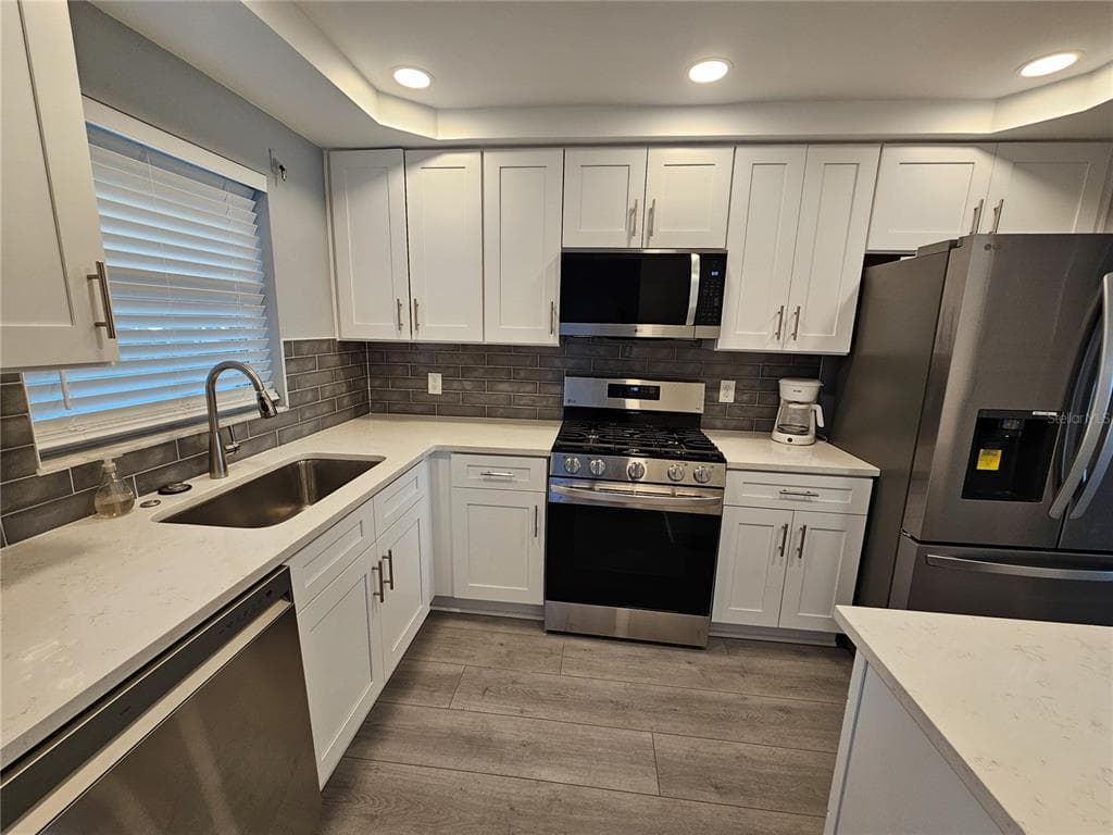 6020 SHORE BOULEVARD S 107 photo 3