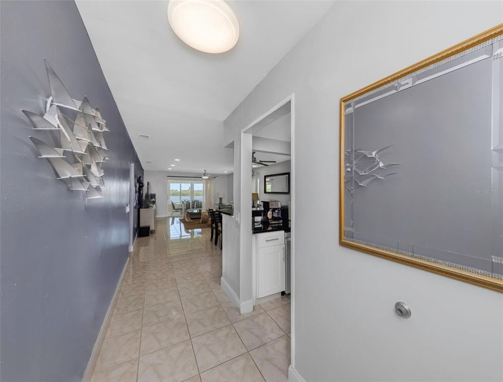 1819 SHORE DRIVE S 318 photo 2