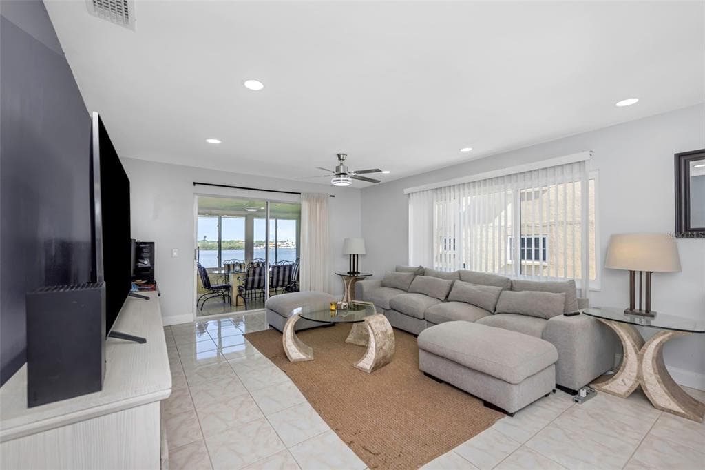 1819 SHORE DRIVE S 318 photo 13