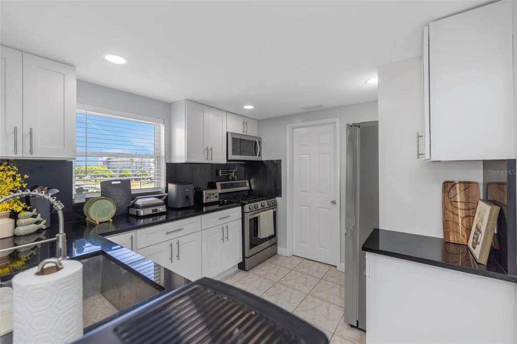 1819 SHORE DRIVE S 318 photo 7