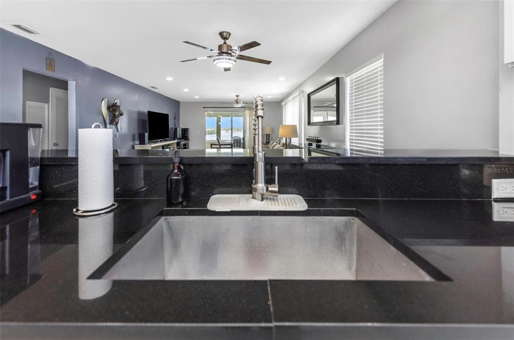 1819 SHORE DRIVE S 318 photo 3