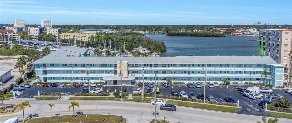 1819 SHORE DRIVE S 318 photo 1