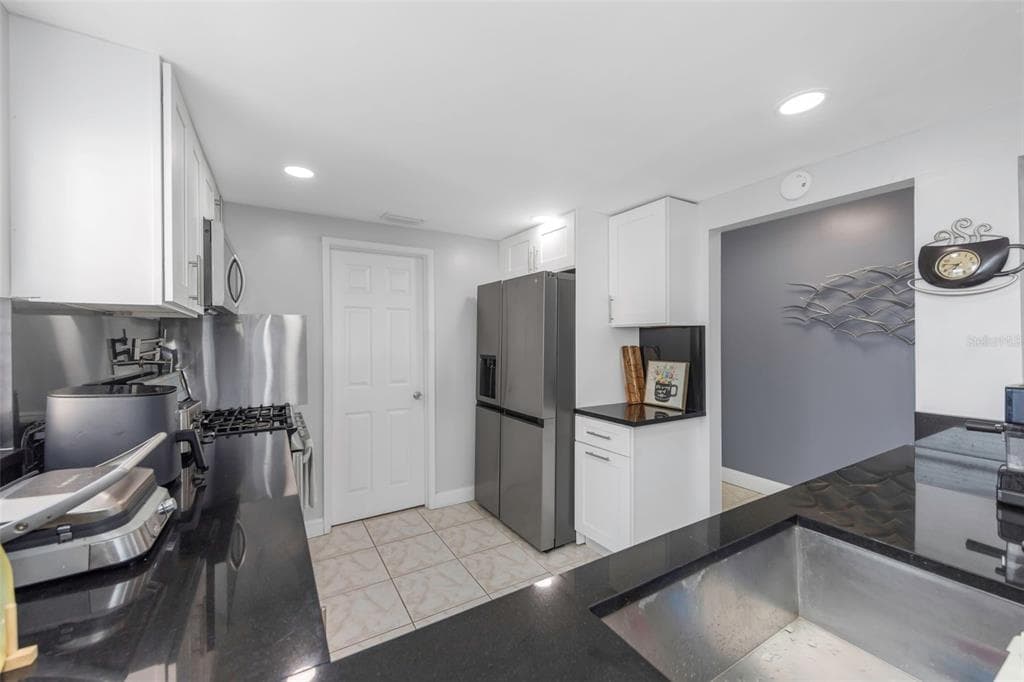 1819 SHORE DRIVE S 318 photo 5