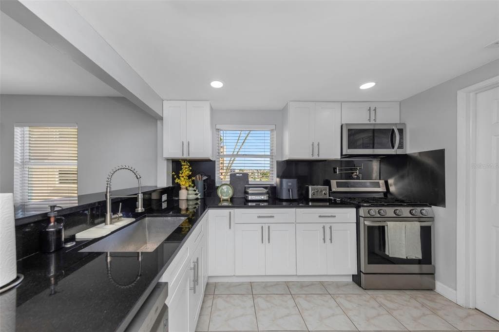 1819 SHORE DRIVE S 318 photo 10