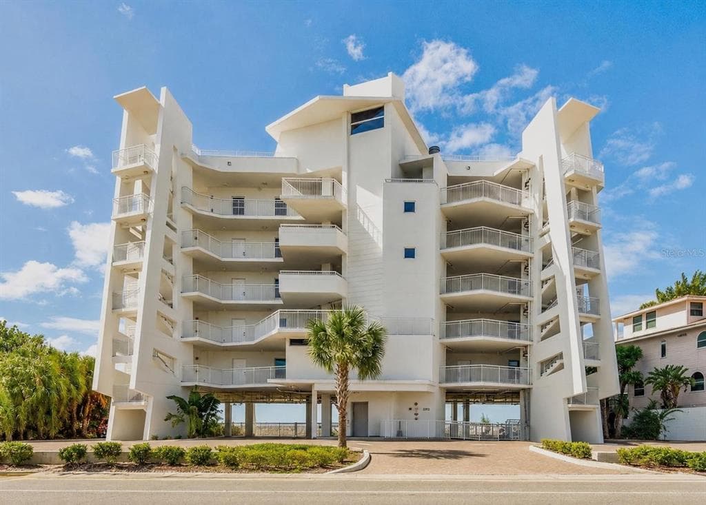 10116 GULF BOULEVARD 405W photo 1