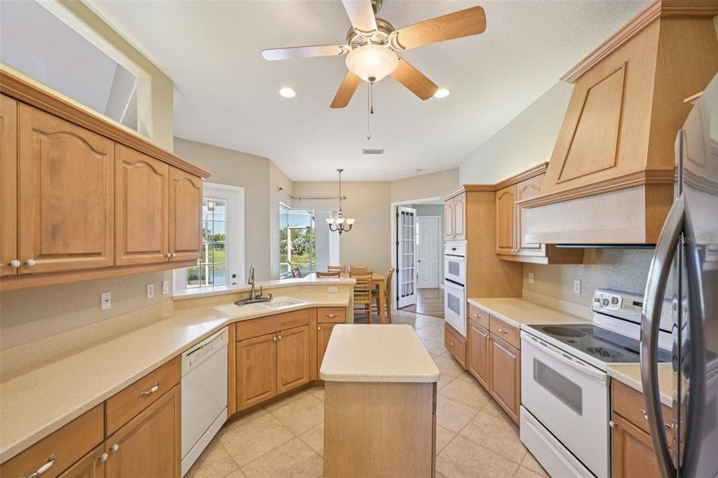 2160 W HILLSBOROUGH BOULEVARD photo 23