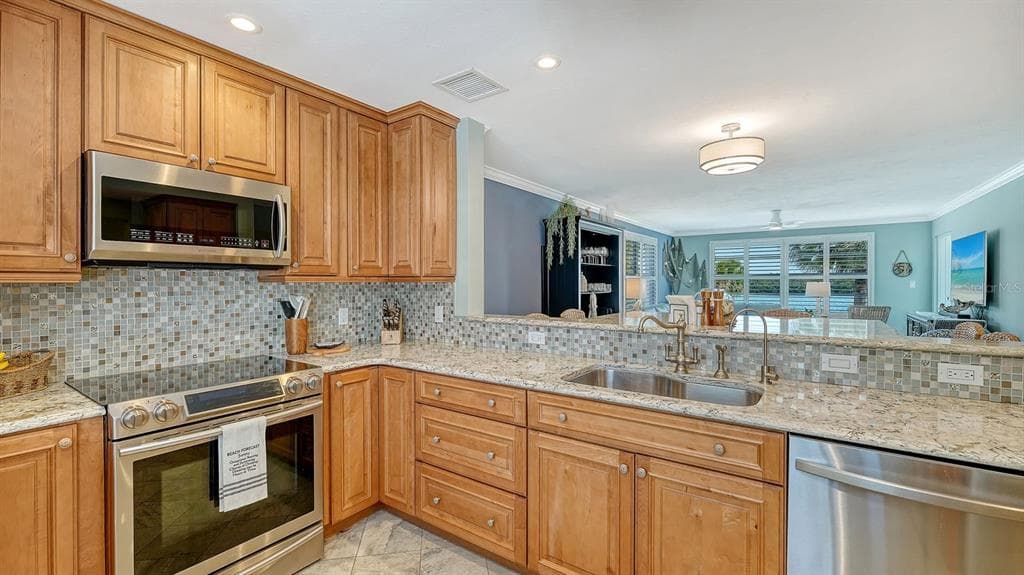 605 SUTTON PLACE 201 photo 9
