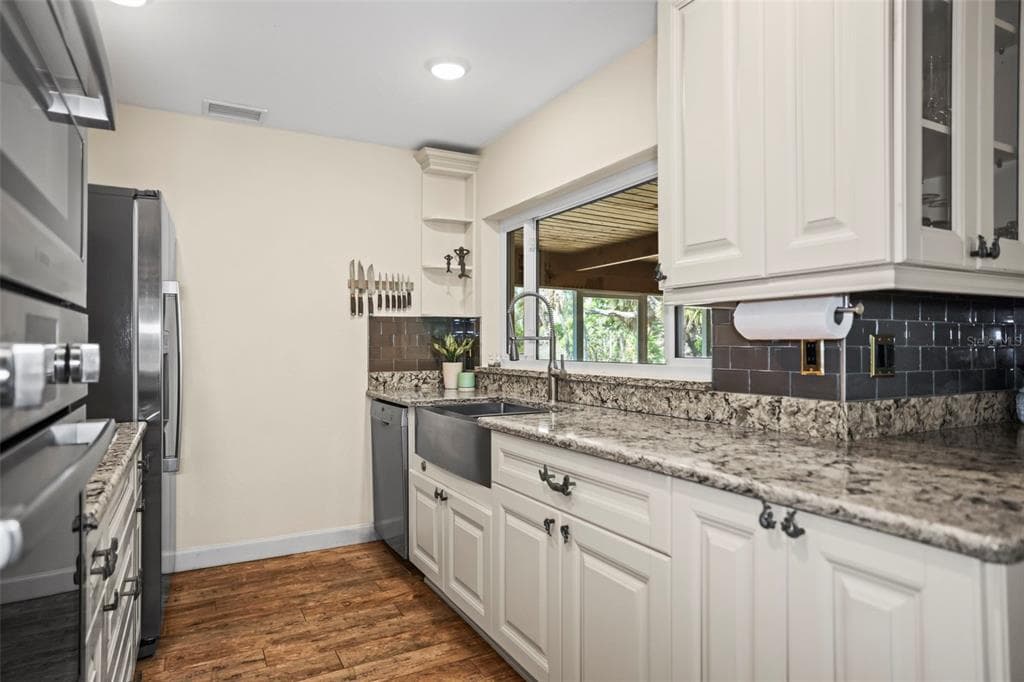 1600 PARK STREET N photo 22