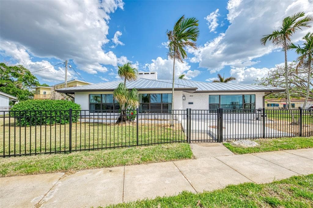 1822 RIVERSIDE DRIVE E photo 2