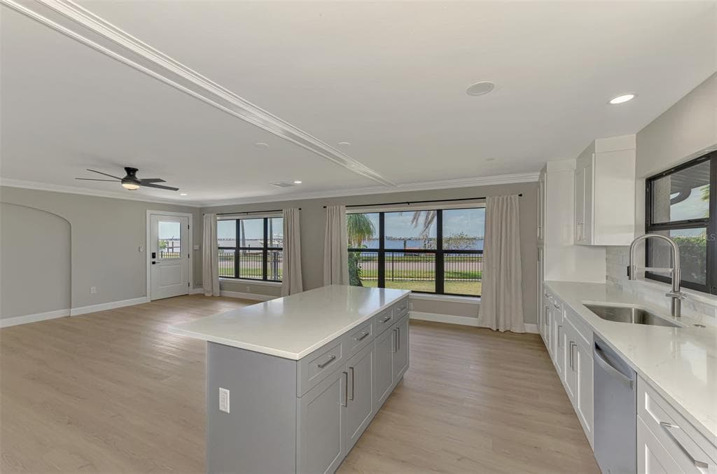 1822 RIVERSIDE DRIVE E photo 13