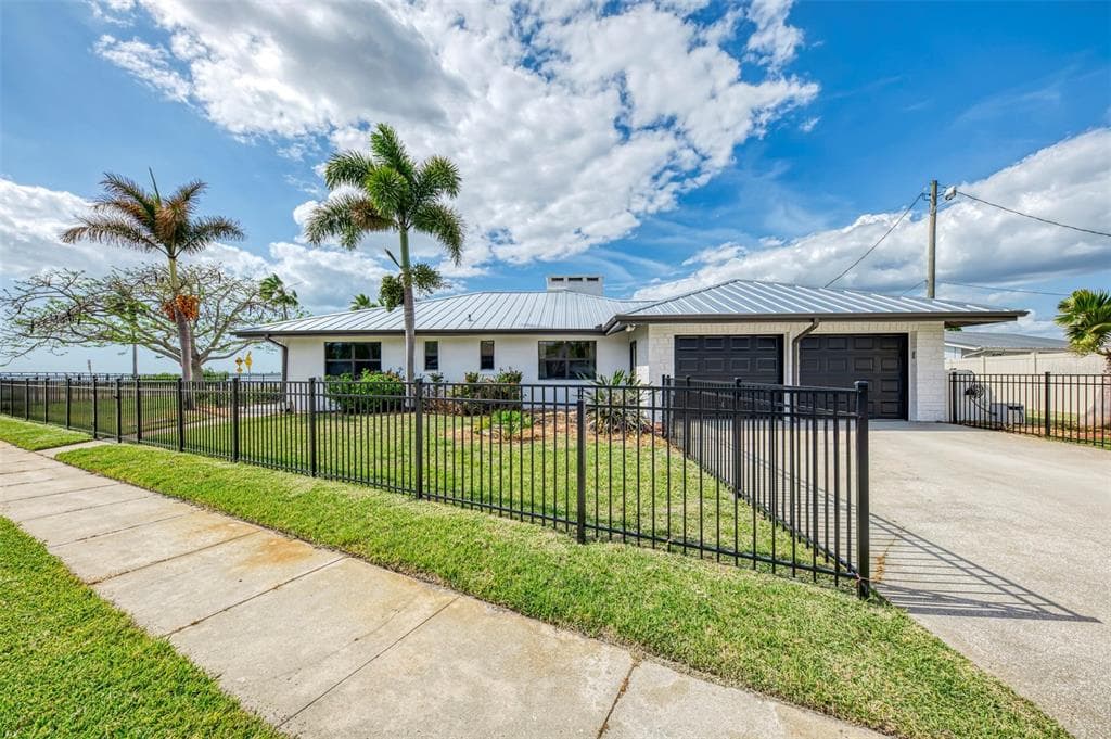 1822 RIVERSIDE DRIVE E photo 3