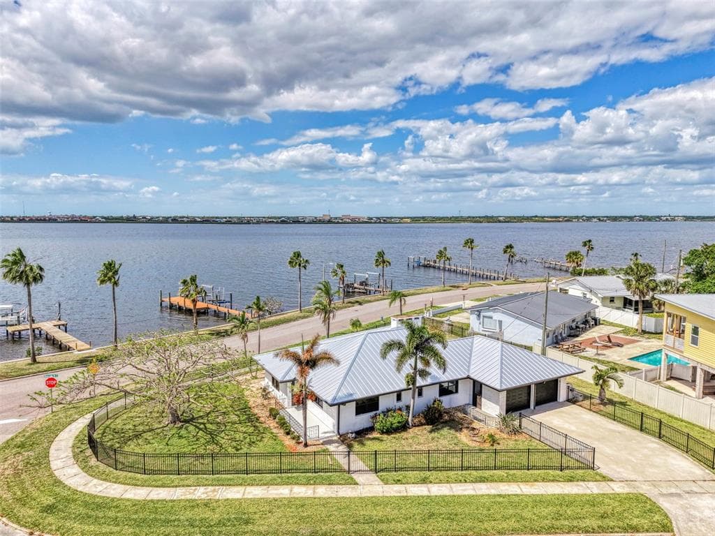 1822 RIVERSIDE DRIVE E photo 4