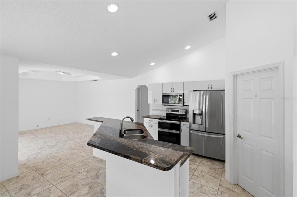 605 ROTONDA CIR photo 22