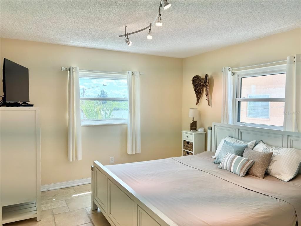 18650 GULF BOULEVARD 315 photo 8