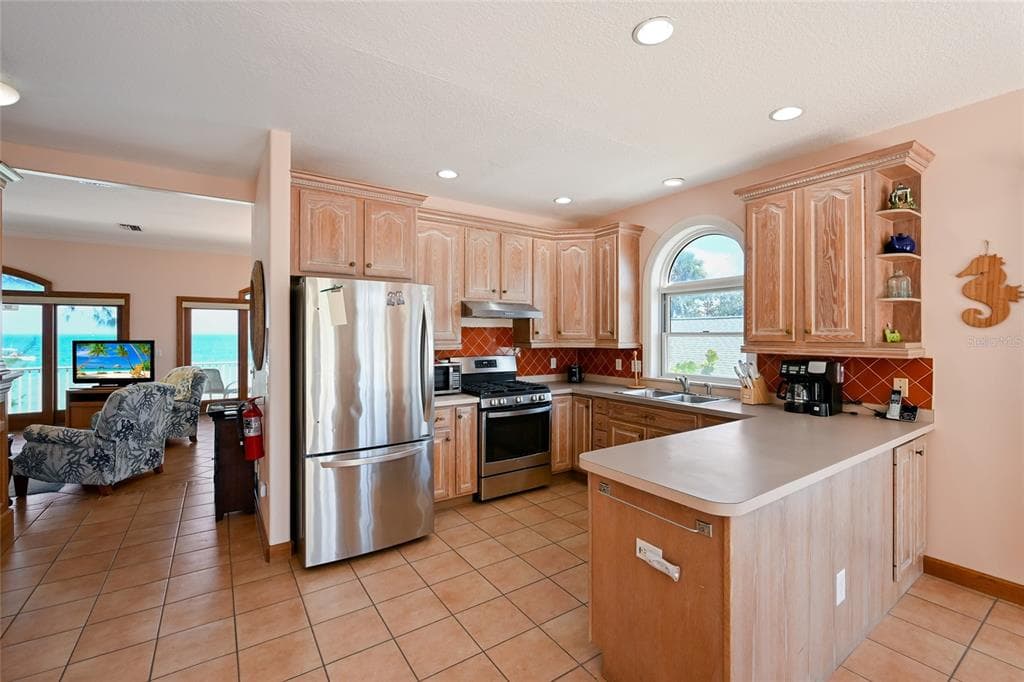889 N SHORE DRIVE photo 18
