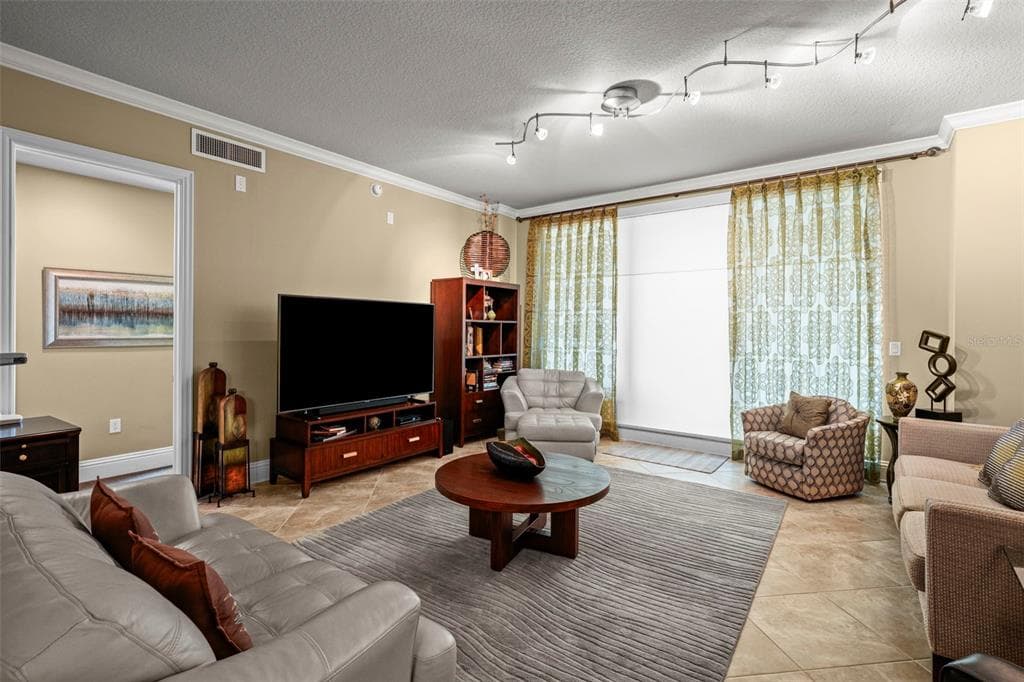 470 MANDALAY AVENUE 403 photo 4