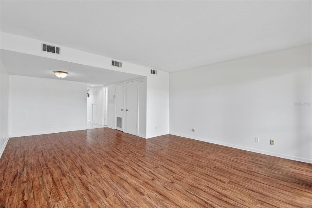 44 CLUB HOUSE DRIVE 106 photo 22