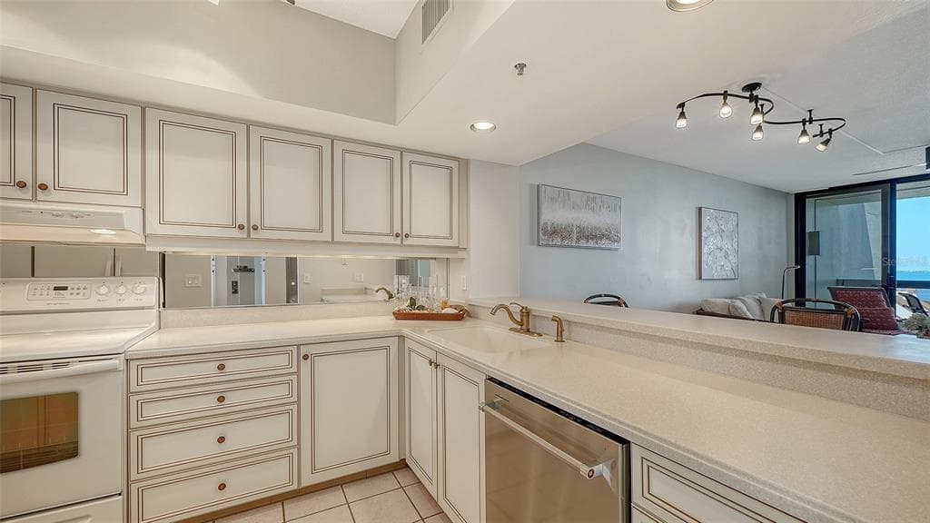 1932 HARBOURSIDE DRIVE 242 photo 11