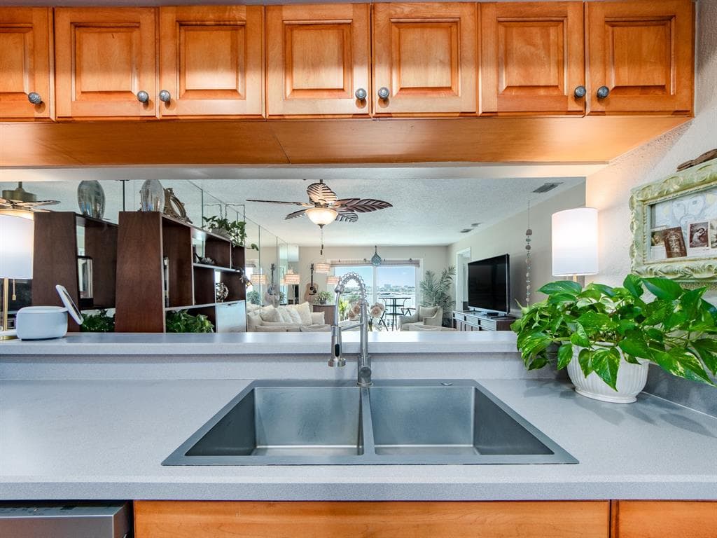 610 ISLAND WAY 407 photo 9