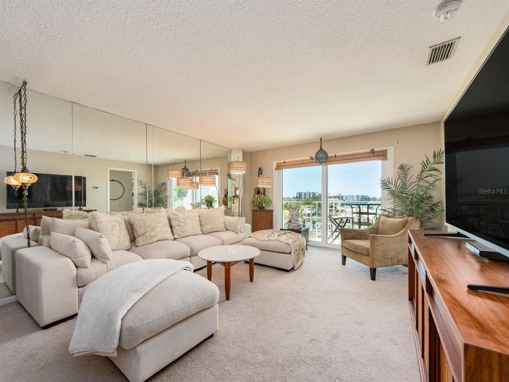 610 ISLAND WAY 407 photo 8