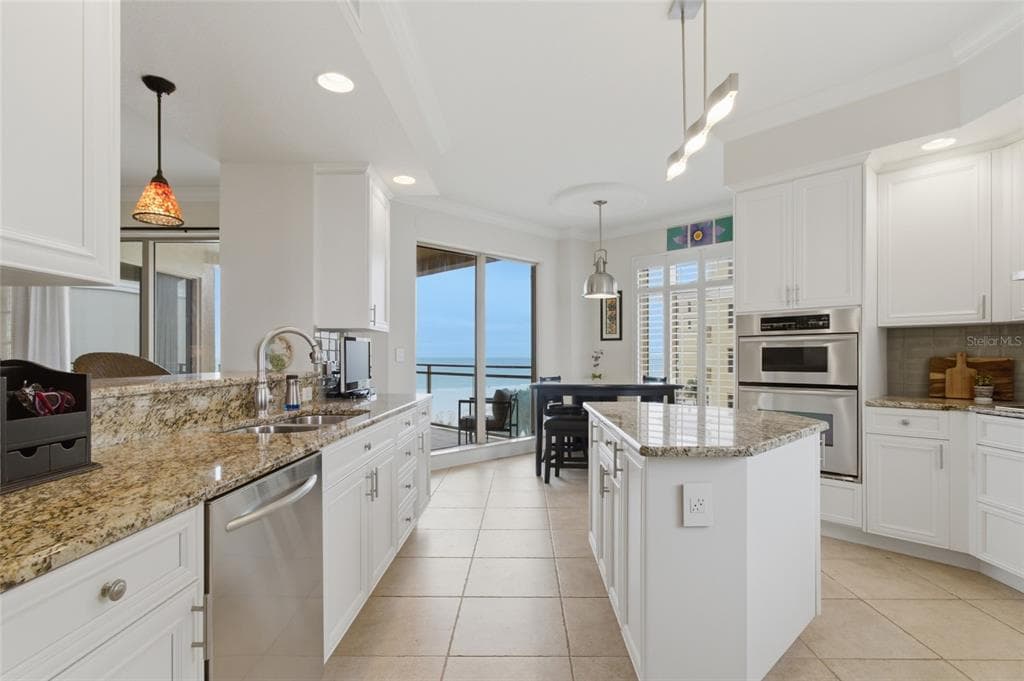11 BAYMONT STREET 608 photo 17