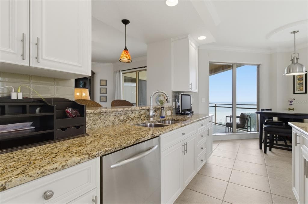 11 BAYMONT STREET 608 photo 18