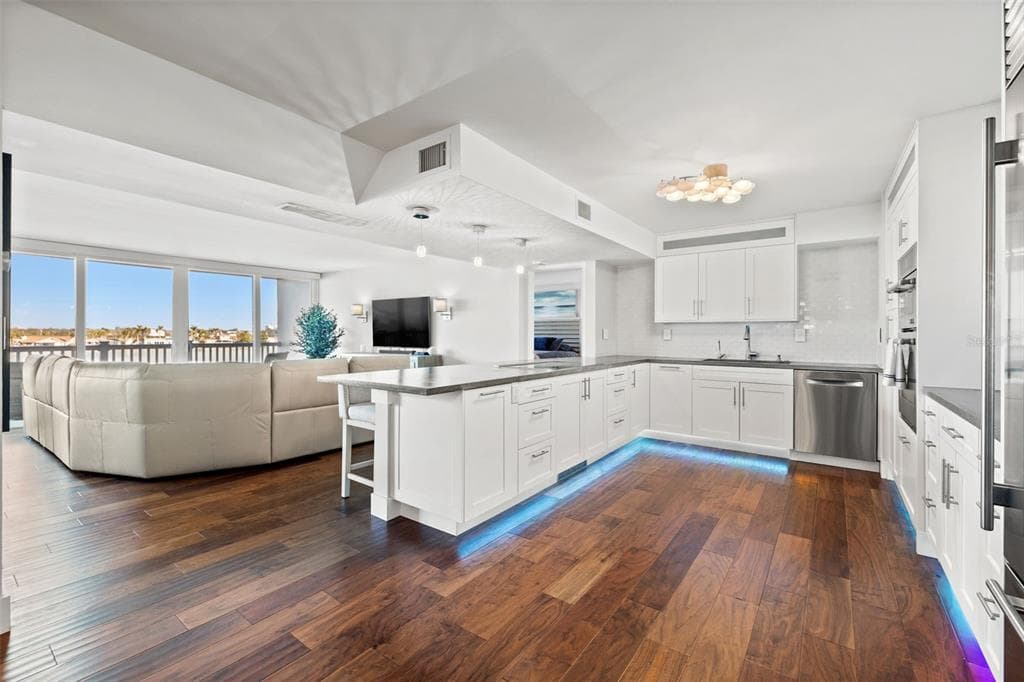 500 TREASURE ISLAND CAUSEWAY 308 photo 9