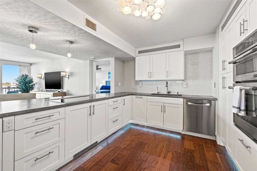 500 TREASURE ISLAND CAUSEWAY 308 photo 10