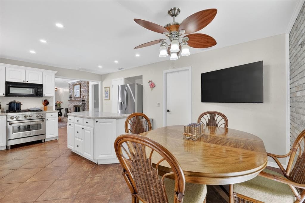 1735 LAKESHORE DRIVE photo 25
