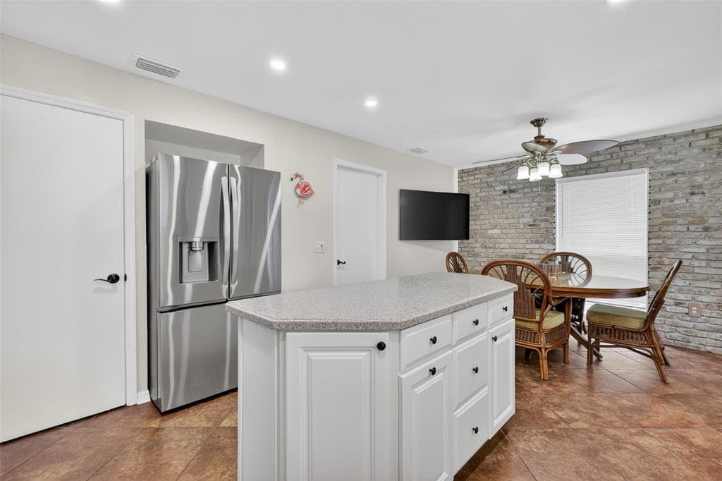 1735 LAKESHORE DRIVE photo 21
