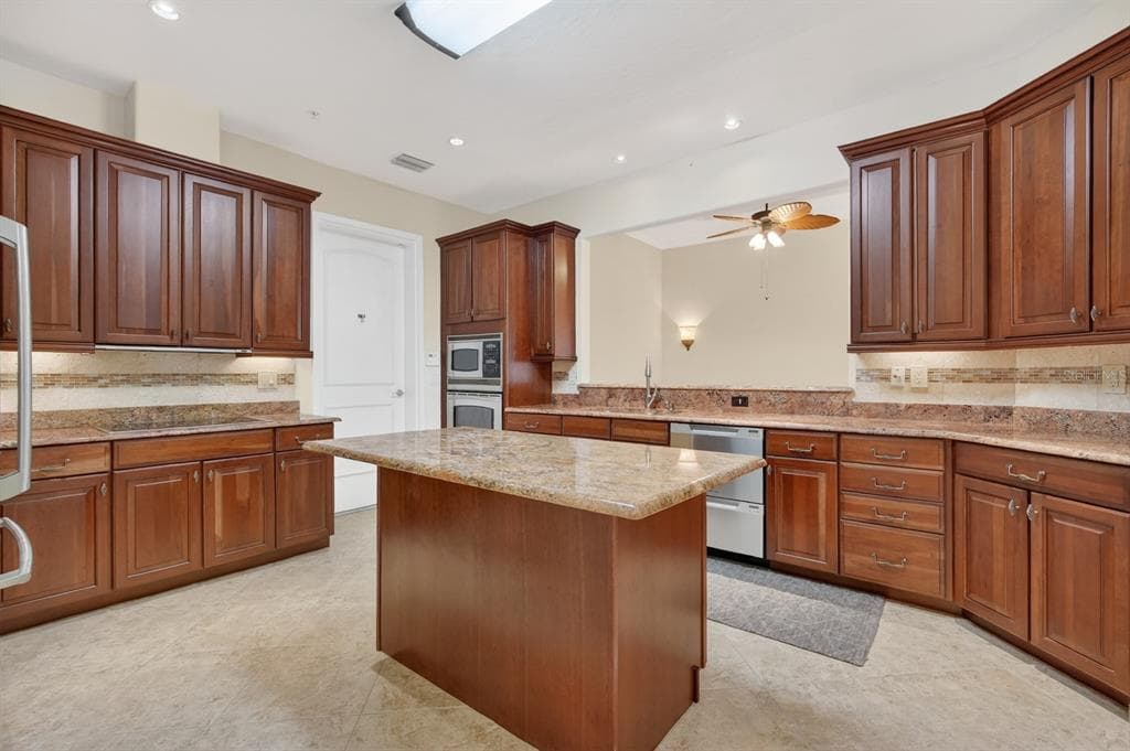 40 CASA BELLA CIRCLE 1101 photo 16