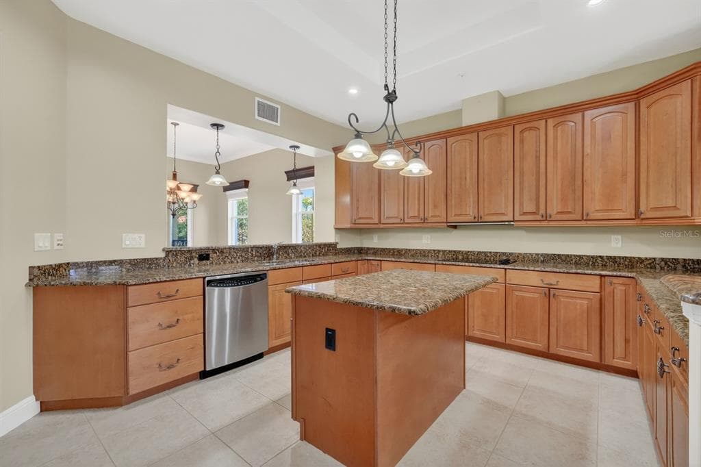 40 CASA BELLA CIRCLE 1102 photo 17