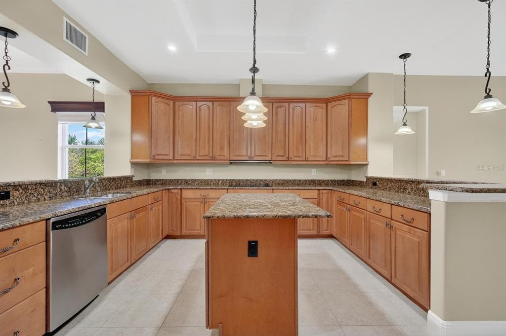 40 CASA BELLA CIRCLE 1102 photo 19