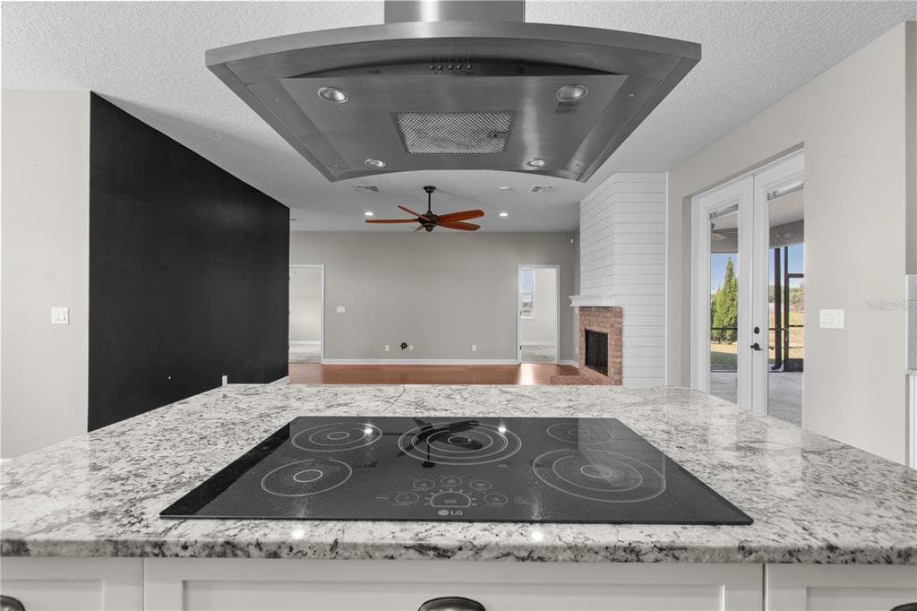 14805 US-301 N photo 23