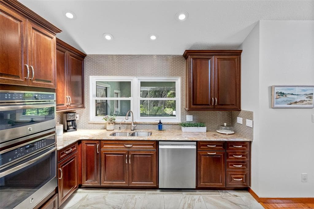 10209 LAKE GROVE DRIVE photo 12
